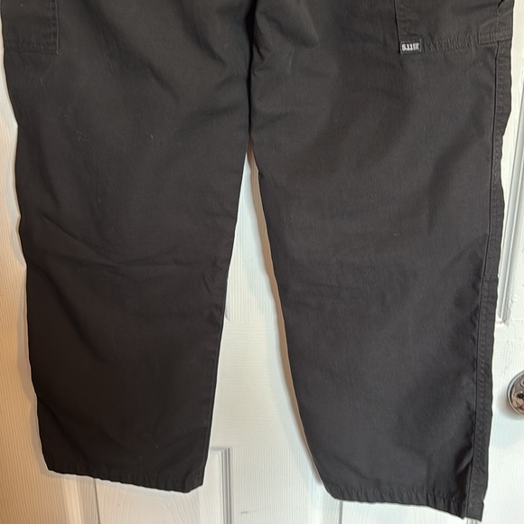 5.11 Tactical Series unisex black tactical cargo pants size 30 waist / 32 length - Picture 10 of 13